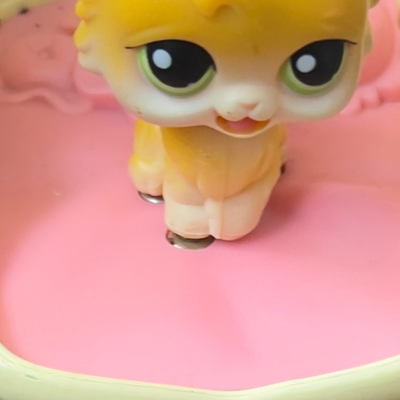 Littlest pet shop cat with magnetic feet which connect to cat’s bed. - Picture 6 of 8